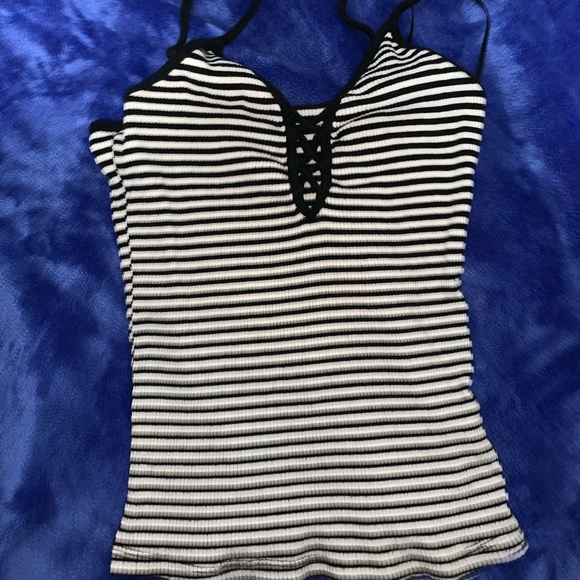 striped laced v cut - Picture 2 of 3